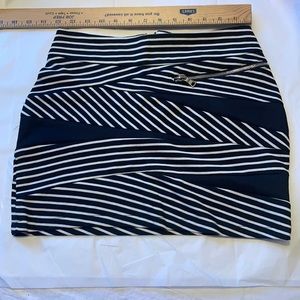 NWOT AURA MINI SKIRT FITS TRUE TO ITS SIZE BLK/WHT
